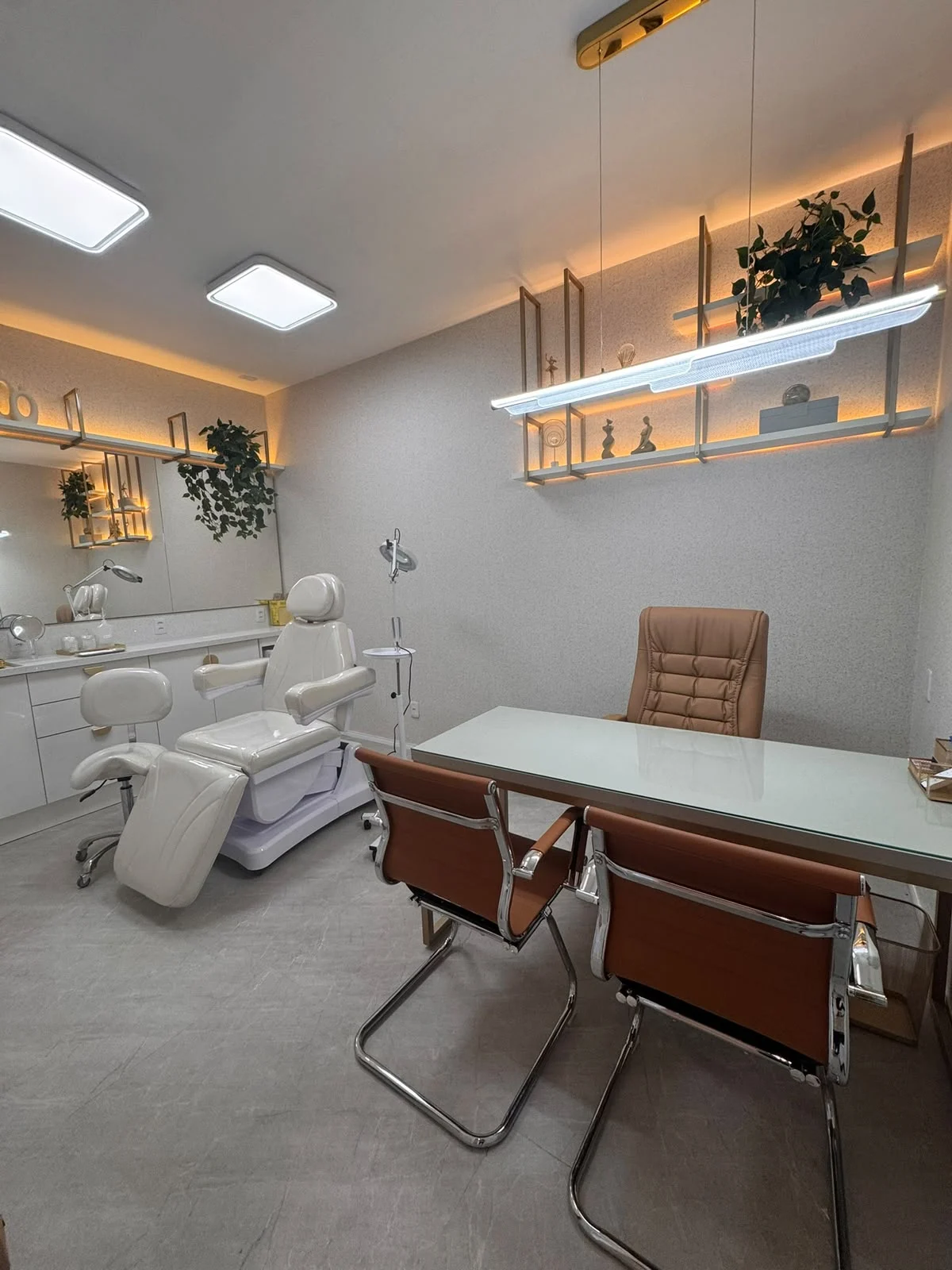 Consultório de estética da Sallus com poltrona elétrica para procedimentos e mesa de atendimento