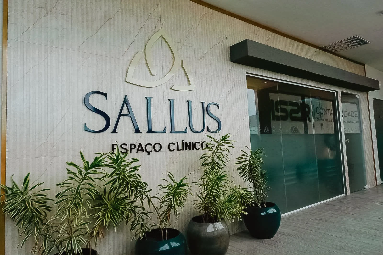 Letreiro da Sallus Espaço Clínico na entrada, no 3º andar do Estação Villas Shopping, em Lauro de Freitas