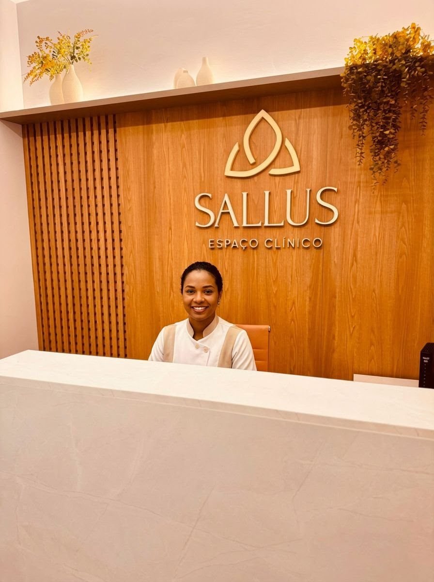 Recepção da Sallus Espaço Clínico com o logo na parede